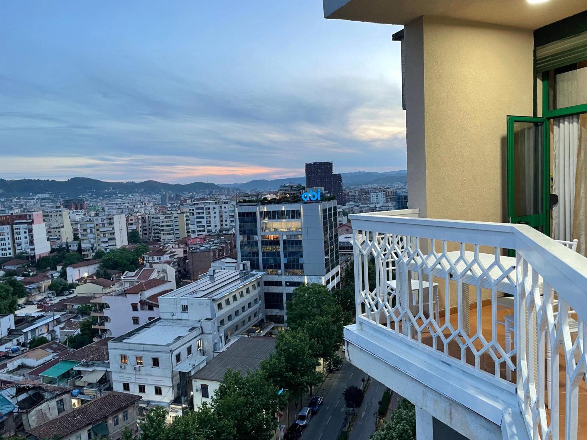 Sun Tower Luxury Suite-View From Of Tirana Center 외부 사진